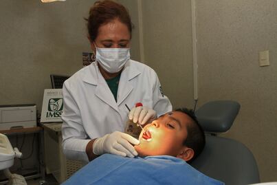 Higiene deficiente, alcohol y tabaco afectan salud bucodental