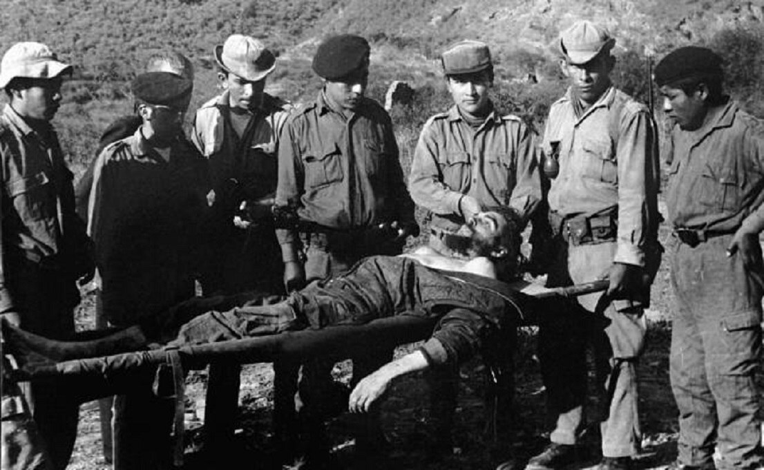 El cuerpo sin vida del guerrillero Ernesto "Che" Guevara se encuentra en una camilla de soldados bolivianos Foto: REUTERS/Rene Cadima