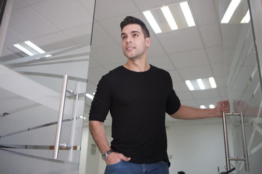 Hace más de 10 años llegó directamente desde Cuba para residir a México, el ahora actor, modelo, bailarín y cantante Lenny de la Rosa , y traía una maleta llena de sueños,