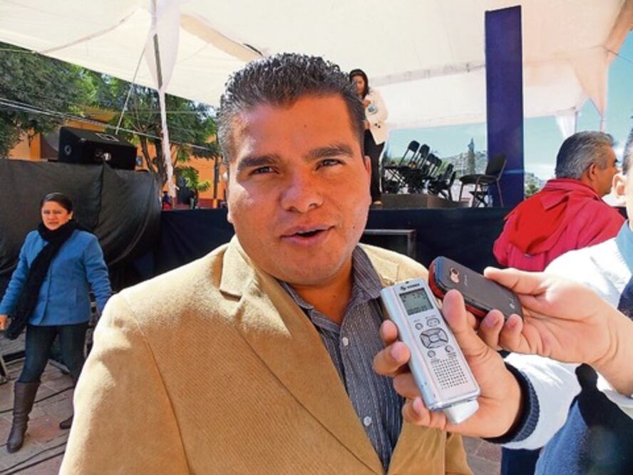 Separan a 2 policías por robo a granja