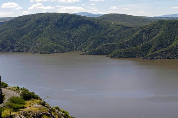 Volcadura de embarcación en la presa Zimapán deja un muerto y cuatro desaparecidos