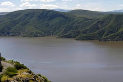 Volcadura de embarcación en la presa Zimapán deja un muerto y cuatro desaparecidos
