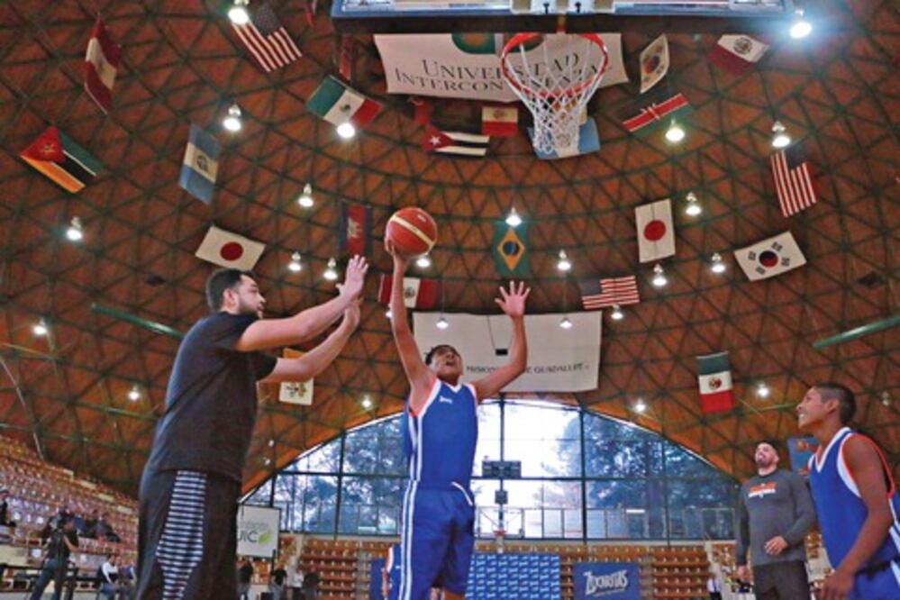 Seis triquis obtienen becas para estudiar