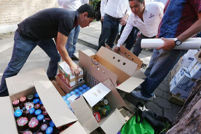 Se recibe agua embotellada, comida enlatada, material de curación, entre otros, en diversas sedes de la ciudad. (CORTESÍA)