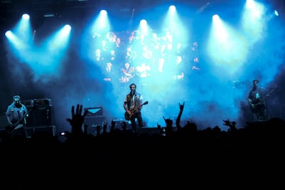 Ni la lluvia detuvo a Calle 13 y Molotov