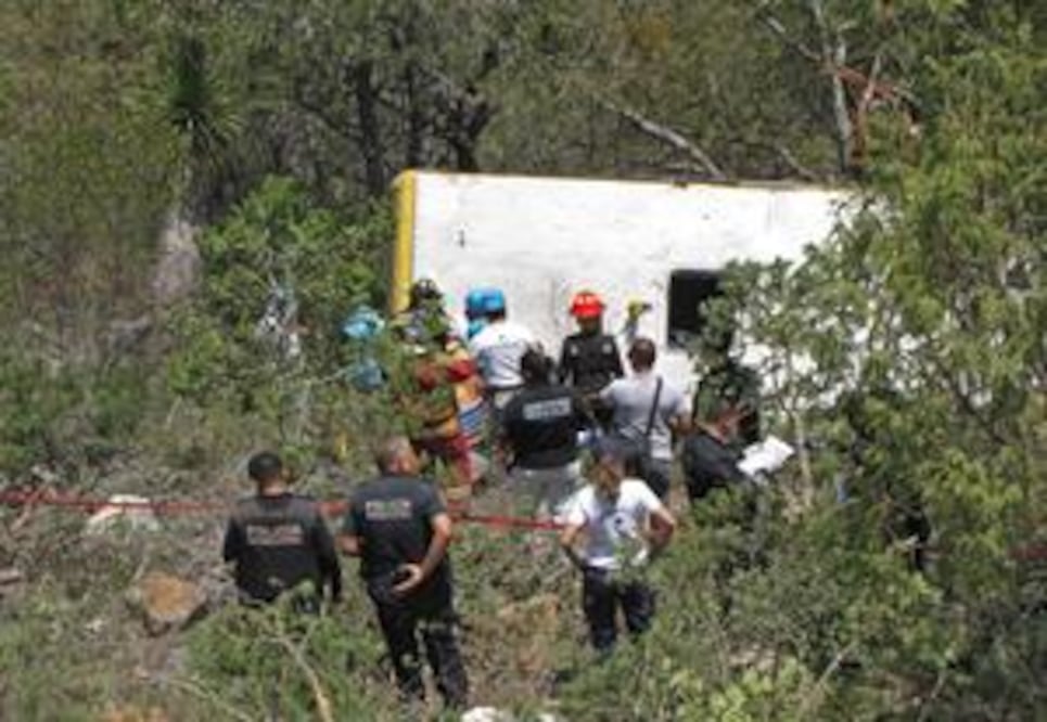Accidente deja 2 muertos y 25 heridos 