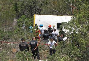 Accidente deja 2 muertos y 25 heridos