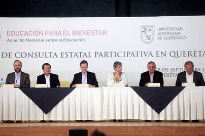 Esteban Moctezuma se reúne con maestros 