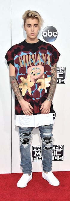 Bieber pierde el piso pero cae como gato