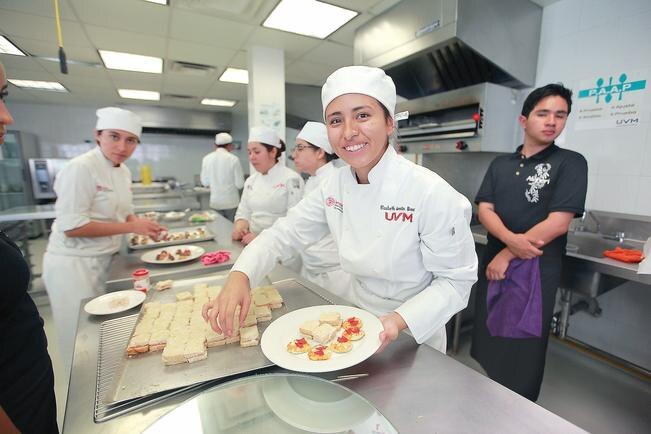 Diana Granados, encargada de cocina fría, asevera que en el futuro le gustaría tener un proyecto propio (CÉSAR GÓMEZ. EL UNIVERSAL)