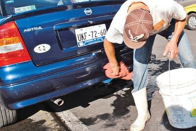 Lavan autos  sin usar agua