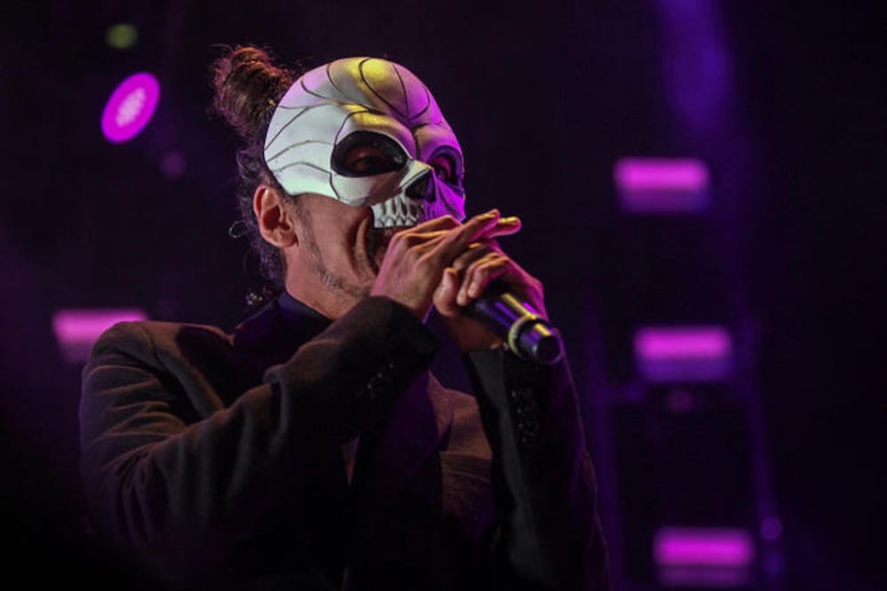 Minutos después de las 21:00 horas, las luces del recinto se apagaron y Rubén apareció en escena para entonar “Futuro” e iniciar un recuento musical de casi tres décadas de carrera (FOTOS: LUIS SÁNCHEZ. EL UNIVERSAL)