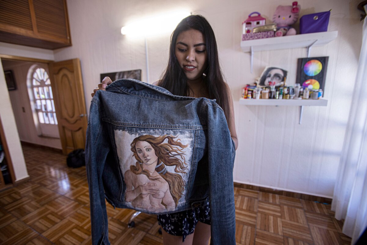 Geraldine, la artista de las chamarras de mezclilla