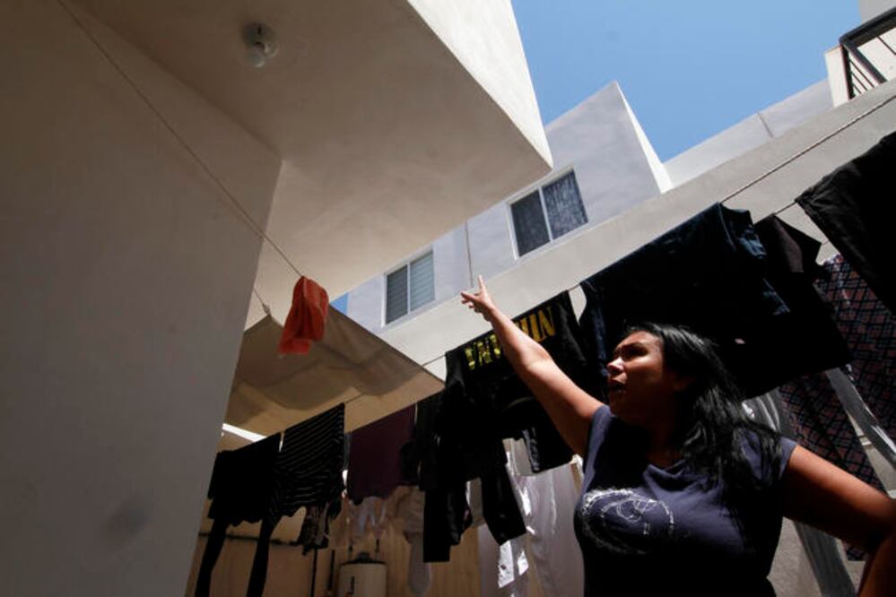 Habitantes de diversos fraccionamientos del estado se quejan de que meses después de comprar sus casas, comienzan a aparecer fallas en la construcción; desde grietas, humedad o cortos circuitos (FOTOS: CÉSAR GÓMEZ. EL UNIVERSAL)