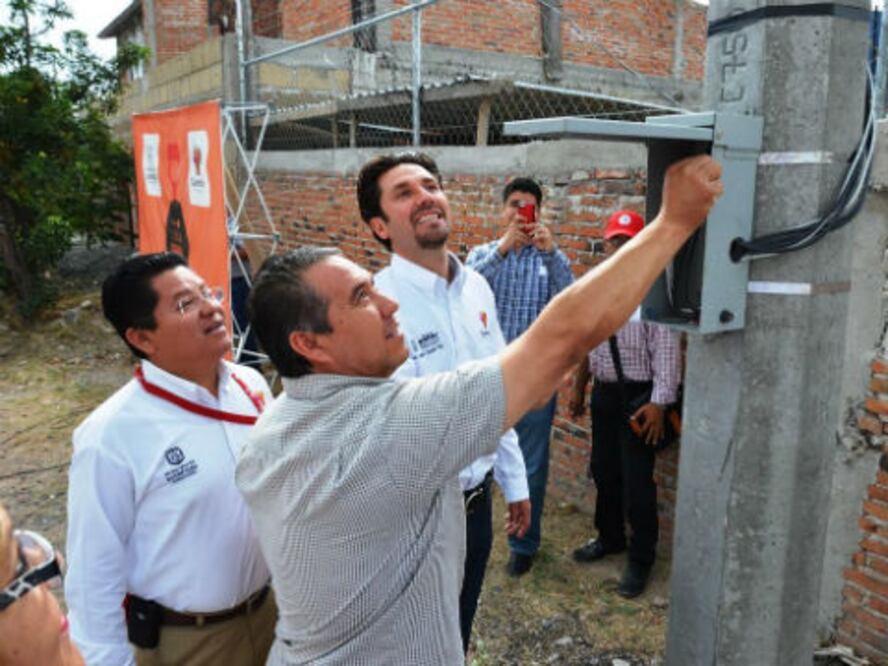 Luz eléctrica a calles de Pedregal del Cimatario