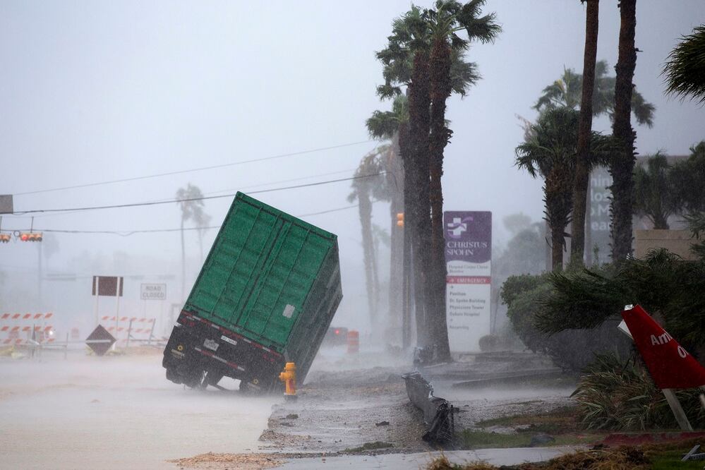 Un camión se inclina frente al hospital CHRISTUS Spohn en Corpus Christi al arribar el huracán Harvey, el viernes 25 de agosto de 2017. (Courtney Sacco /Corpus Christi Caller-Times vía AP)