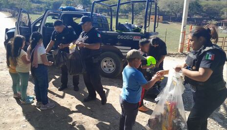 Policías entregan dulces y juguetes a niñas y niños de la Sierra Gorda