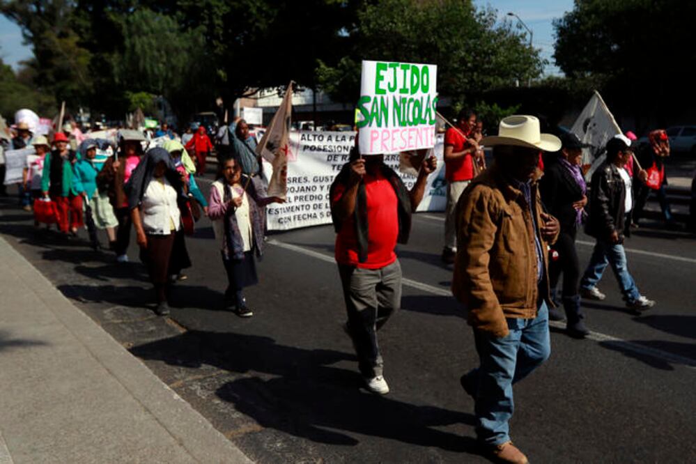 Al menos 300 personas se congregaron en la Plaza Fundadores para pedir al presidente Peña Nieto y al titular de la SCJN, quienes visitaron la entidad por el 101 aniversario de la Constitución, recibieran un pliego petitorio (CÉSAR GOMEZ. EL UNIVERSAL)