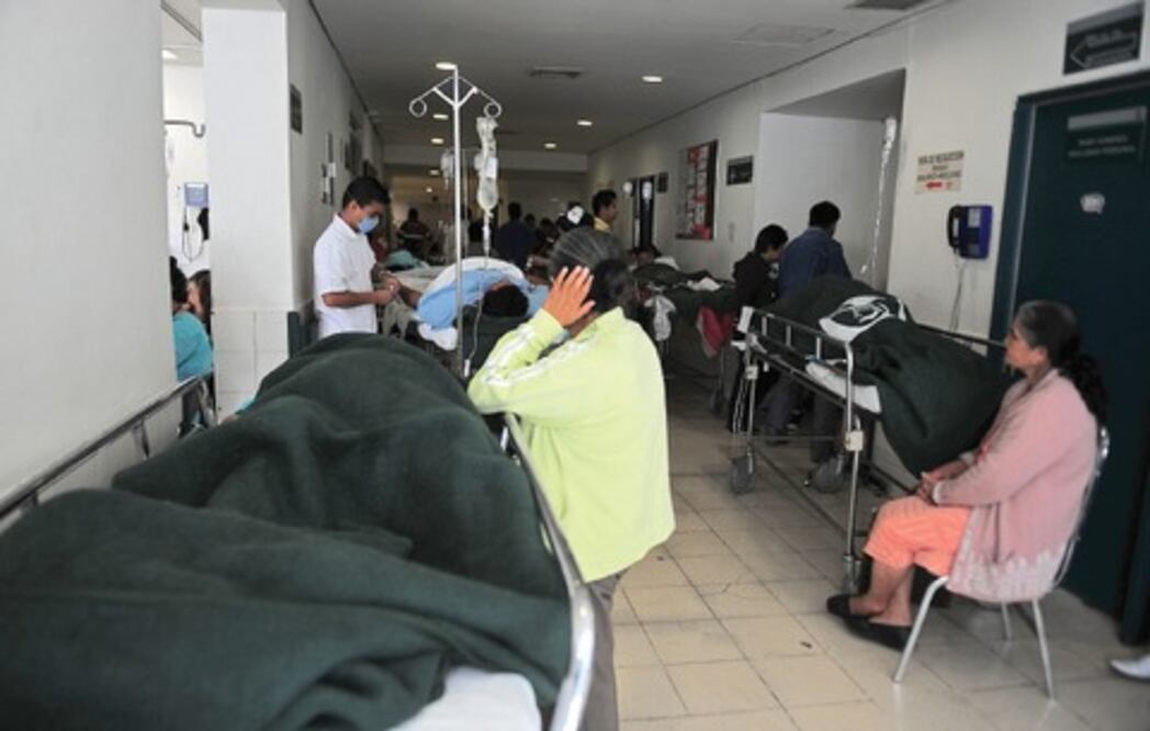 Ayuda con alimentos a gente en Hospital