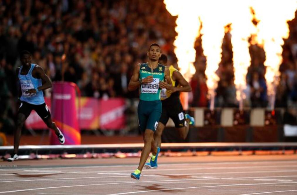 El sudafricano superó a Steven Gardiner (izq.) y Abdalelah Haroun. (PHIL NOBLE. REUTERS)