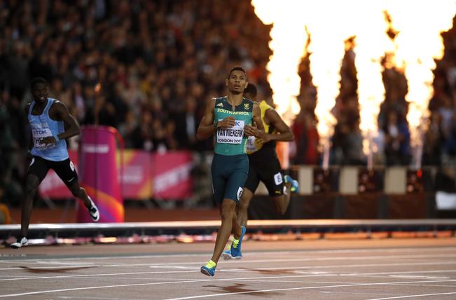 Van Niekerk triunfa 'facilito'