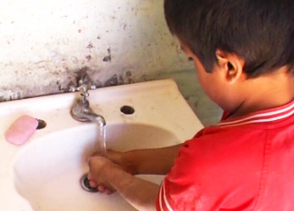 Dejan escuelas de pagar agua