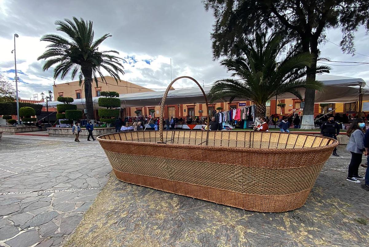 Elaboran canasta gigante para mantener viva la tradición del tejido en Querétaro