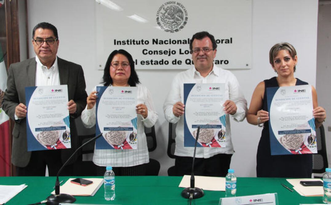 María del Refugio García López, vocal ejecutiva del INE en Querétaro (segunda de izq. a der.), señaló que del 15 al 30 de noviembre se realizará la aprobación de la redistritación local por parte del Consejo General del instituto (CÉSAR GÓMEZ)