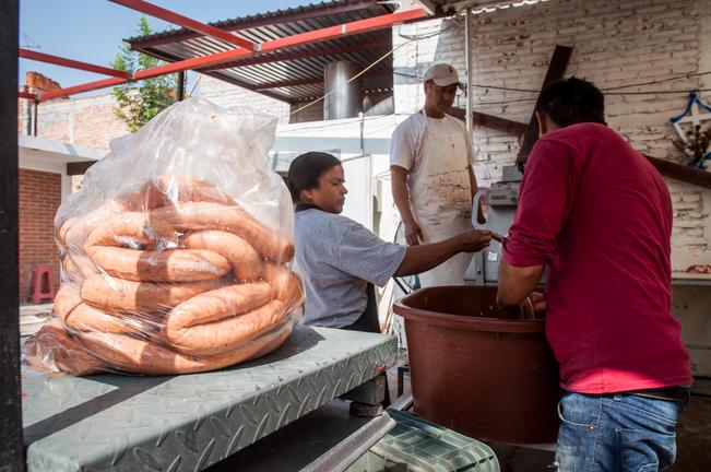 El comerciante tiene tres empleados que lo apoyan en la elaboración semanal del alimento típico, así como a empaquetar el producto, pesarlo y posteriormente repartirlo a su fiel clientela (FOTOS: RICARDO LUGO. EL UNIVERSAL)