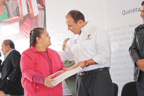 Entregan  títulos de predios irregulares