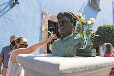 La UAQ devela busto en honor a José Luis Sierra