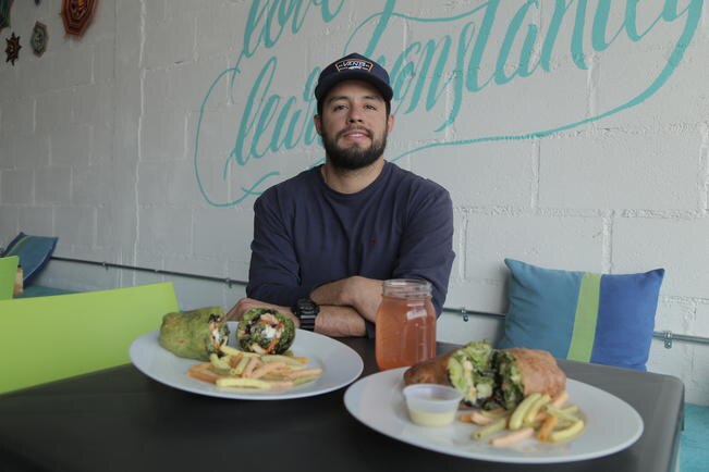 Cali Wrap fue creado hace un par de años por Héctor Castillo Vidosola, un joven originario de Baja California que vio en la preparación de alimentos innovadores, la oportunidad de un gran negocio (GONZALO IBÁÑEZ. EL UNIVERSAL)