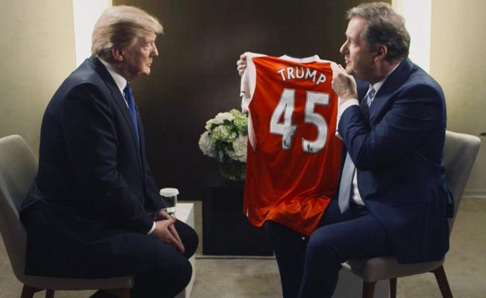 Invitan a Trump a ser entrenador del Arsenal para edificar muralla