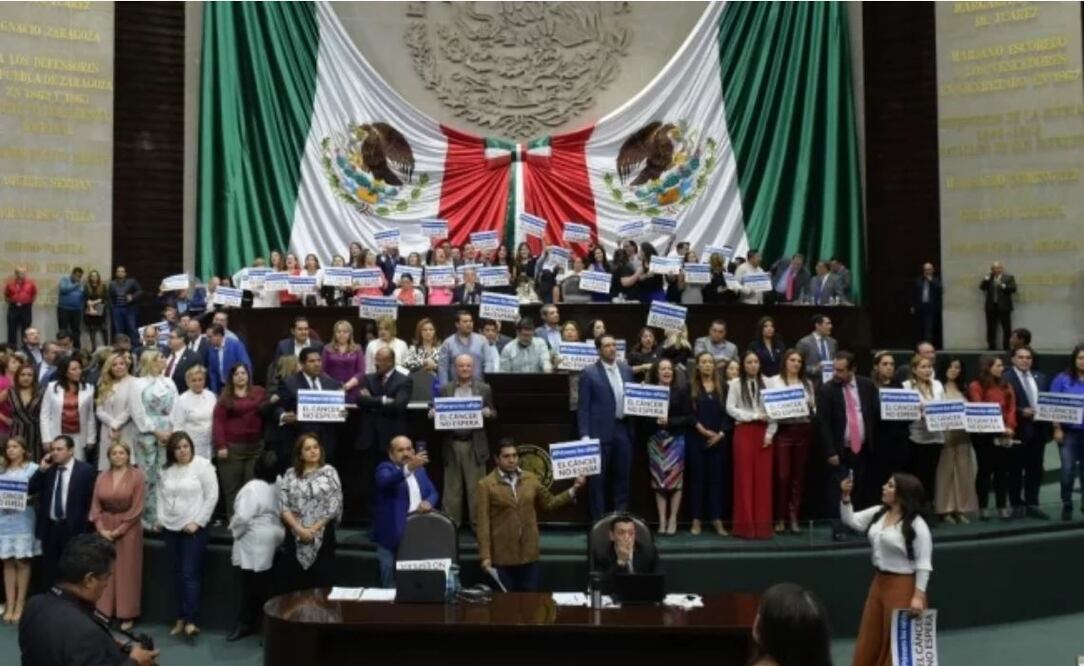 Diputados de oposición tomaron la tribuna. Foto: Horacio Jiménez/EL UNIVERSAL