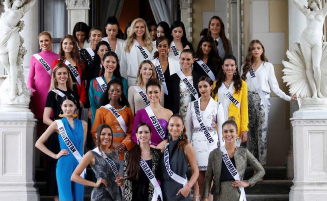 Aspirantes al título de Miss Universo posan en la sede del Gobierno de Tailandia (EFE)
