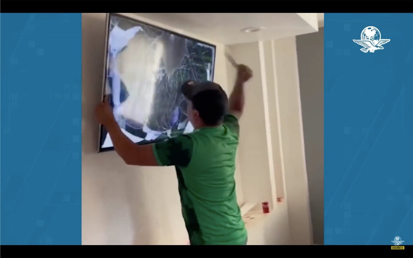 Video. Aficionado destroza pantalla con cuchillo tras eliminación de México en Qatar 2022