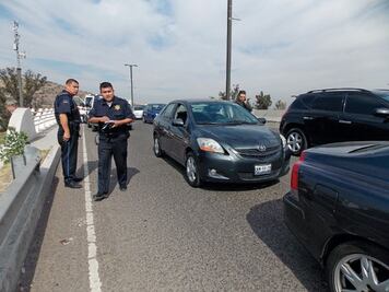 Colisionan autos de lujo en puente