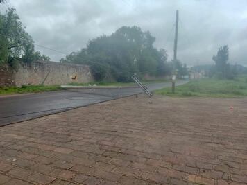 Cae poste de energía eléctrica en Pedro Escobedo y bloquea vialidad