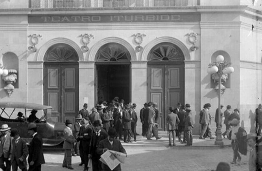 Al igual que el escritor, Carranza, quien fue presidente de México de 1917 a 1920, va leyendo la novela y la junta con sus propios recuerdos. / Foto: Cortesía