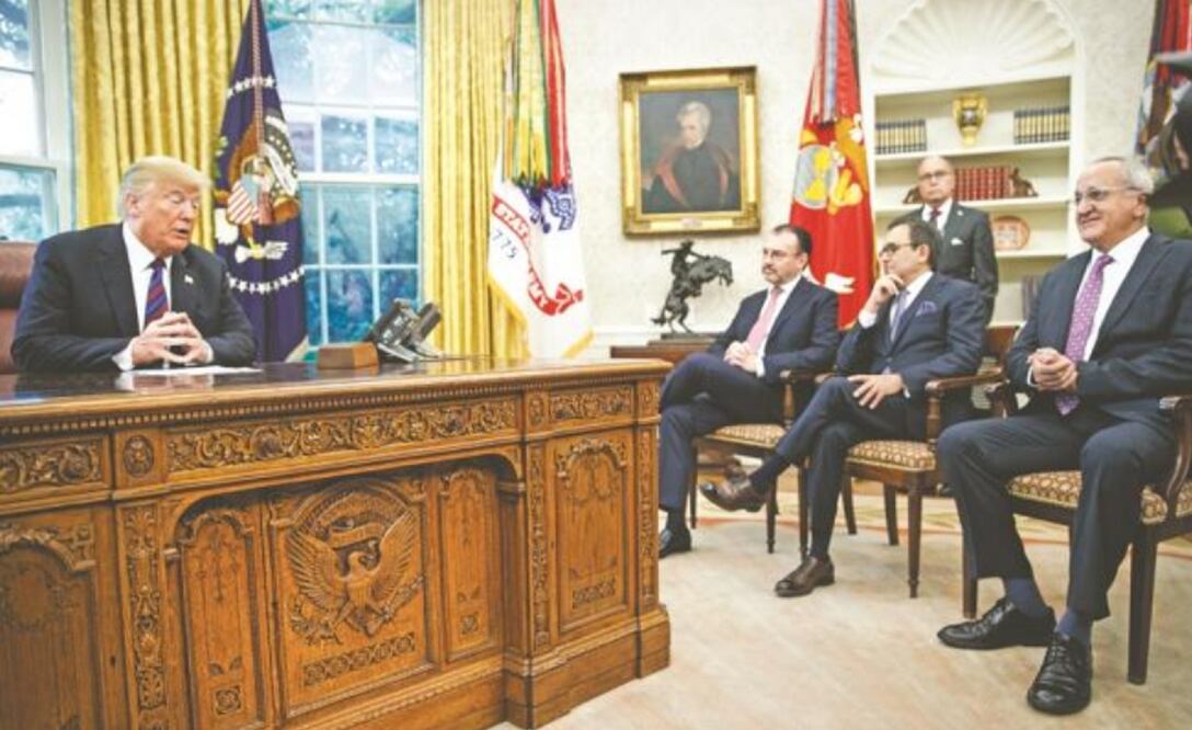 Donald Trump con el canciller mexicano, Luis Videgaray; el secretario de Economía, Idelfonso Guajardo, y Jesús Seade, representante de AMLO. (AP)