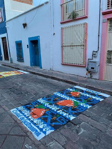 Arte urbano en las calles de Querétaro; pintan el suelo para concientizar sobre la prioridad peatonal 