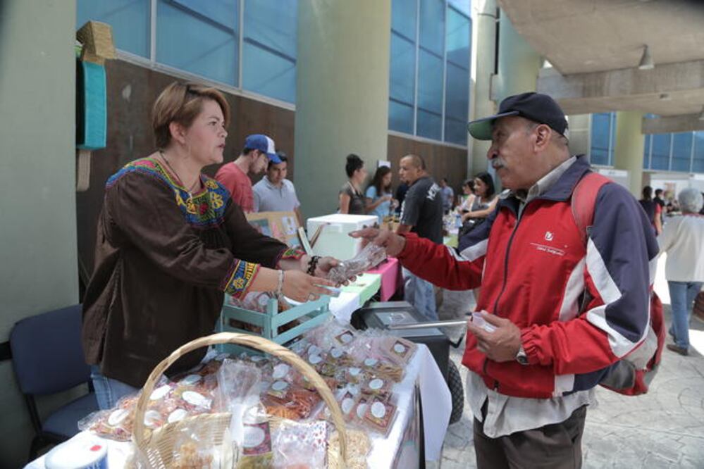 En el centro cultural se instalaron más de 40 estands que ofrecen diversos productos como dulces, artesanías y maquillajes, entre otros. (FOTOS: GONZALO IBÁÑEZ. EL UNIVERSAL)