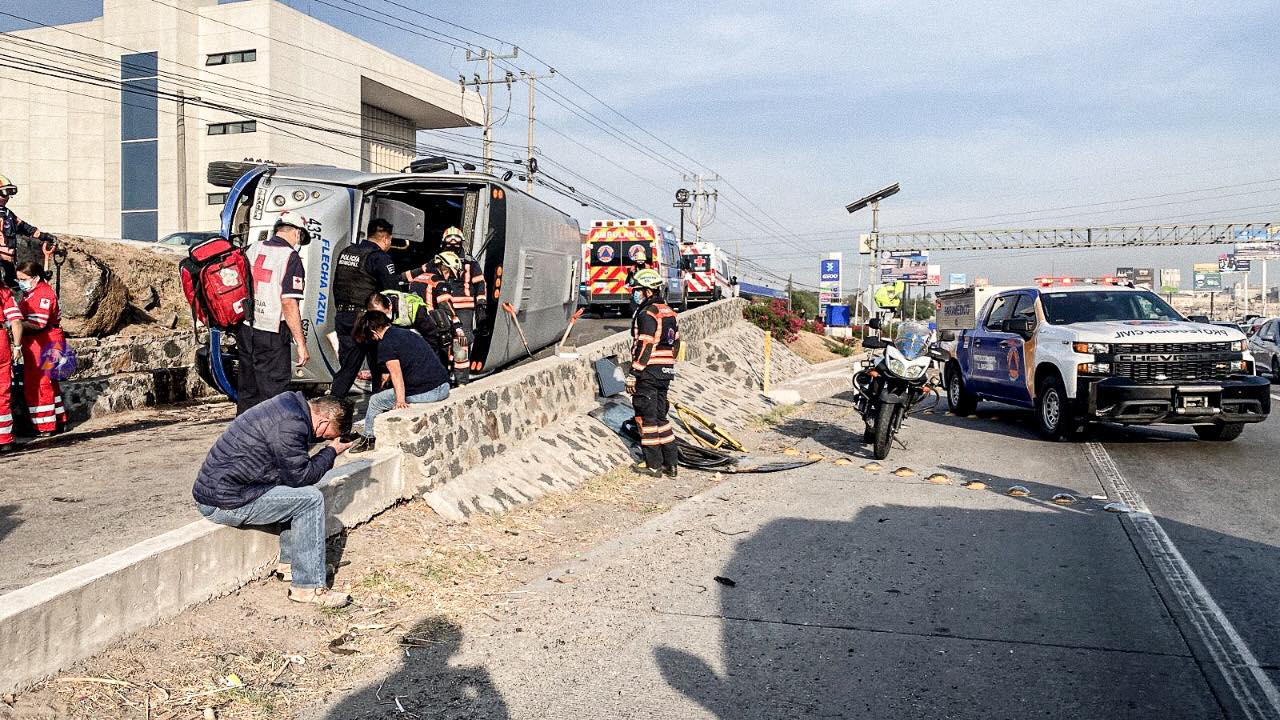 Vuelca camión de pasajeros en la México-Querétaro