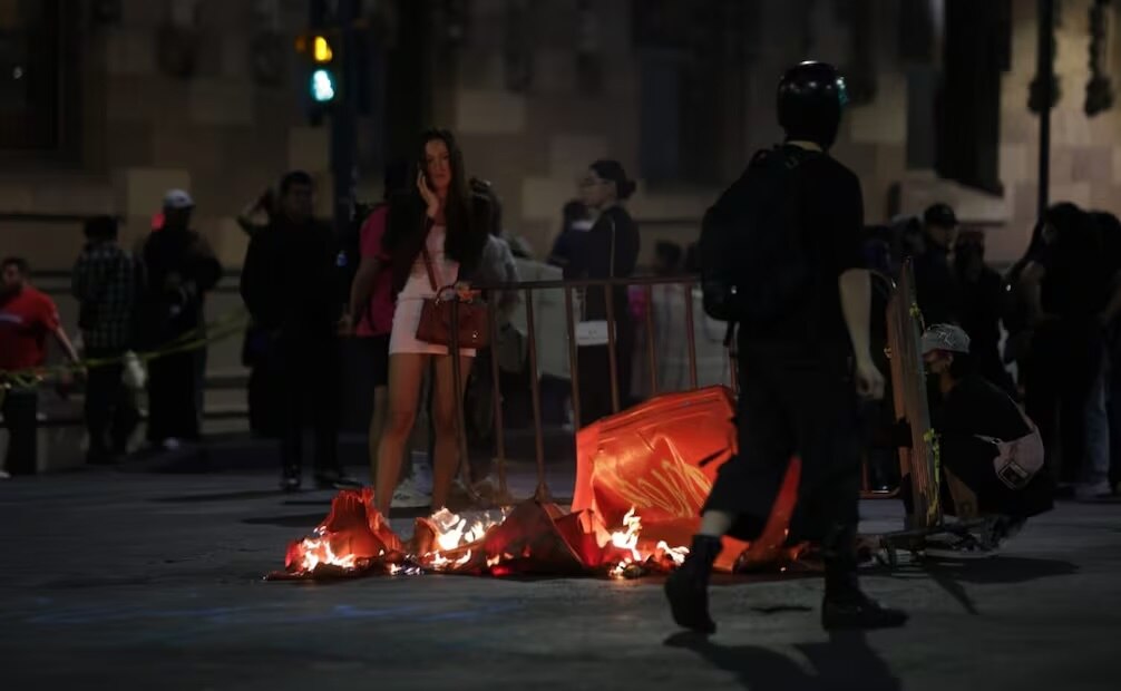 Colectivos trans cierran Eje Central y Avenida Hidalgo en protesta por el ataque a golpes a una de sus integrantes. Foto: Francisco Rodríguez/ EL UNIVERSAL