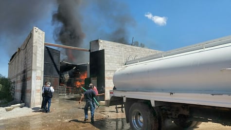 Moviliza a cuerpos de emergencia incendio de bodega en SJR