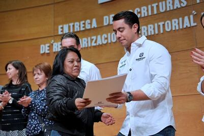 Felifer Macías entrega 71 escrituras a familias queretanas