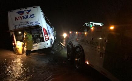 Cierran carretera y autopista de NL-Monterrey por inundaciones