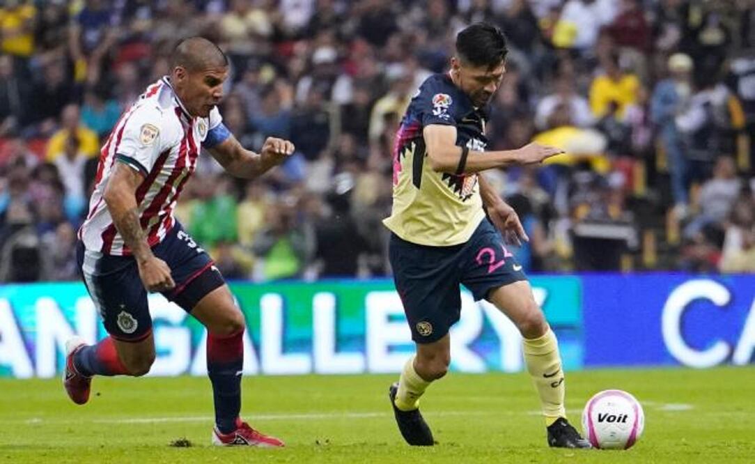 Imago7. Carlos Salcido y Oribe Peralta en el pasado Clásico.