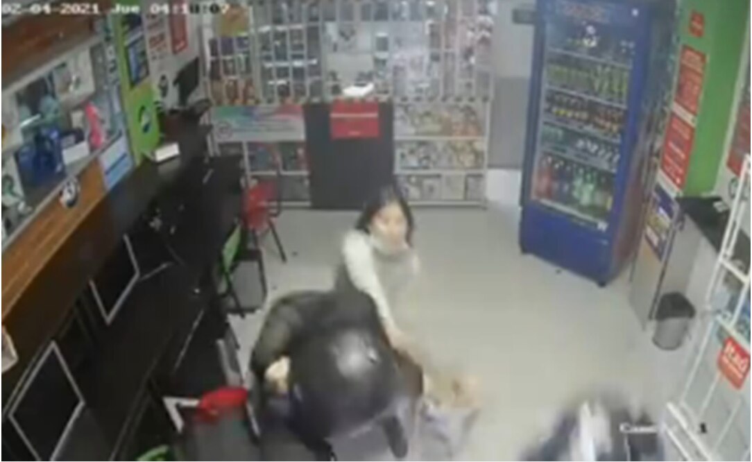 Niña de 14 años ataca a machetazos a ladrones armados para defender a su mamá en Colombia