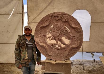 Esteban, el artista de oficio que lleva 20 años esculpiendo cantera en Querétaro 